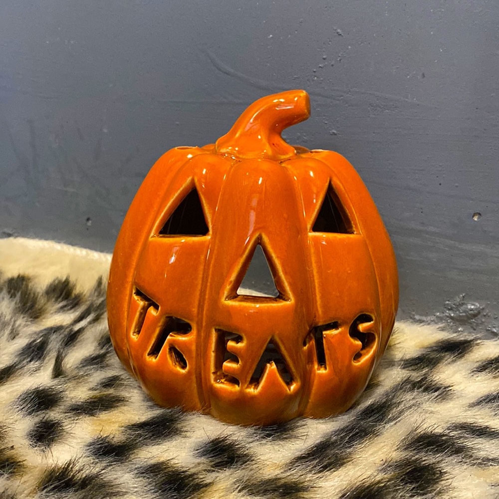 🆕Hand-Painted Ceramic “Treats” Pumpkin Candleholder